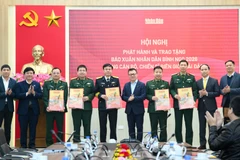 Ủy viên Trung ương Đảng, Tổng Biên tập Báo Nhân Dân Lê Quốc Minh cùng đại diện các đơn vị trao Báo Xuân Nhân Dân Bính Ngọ 2026 tặng cán bộ, chiến sĩ biên giới, hải đảo.
