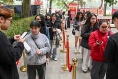 Người dân xếp hàng quét mã QR nhận vé, sẵn sàng cho đêm hòa nhạc đặc biệt tại trung tâm Thủ đô.