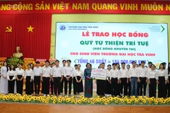 Các sinh viên Trường đại học Trà Vinh nhận học bổng tại buổi lễ họp mặt kỷ niệm 43 năm Ngày Nhà giáo Việt Nam.