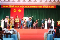 Học sinh Trường trung học phổ thông Võ Văn Kiệt với tiết mục múa hát tại buổi hội thảo.