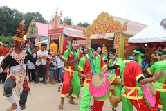 Người dân thưởng thức tiết mục múa trống Sa dăm của đội múa cộng đồng xã Châu Thành, tỉnh Vĩnh Long.