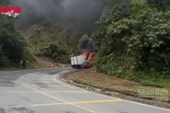 [Video] Xe tải cháy ngùn ngụt trên Đèo Khánh Lê