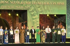 Ban Tổ chức trao giải thưởng cho các tác giả đoạt Giải B.