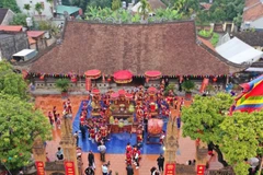 Khách du lịch đến với Di tích quốc gia đặc biệt đình Tường Phiêu (xã Phúc Thọ, Hà Nội).