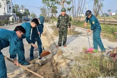 Đại tá Lê Huy Nghĩa kiểm tra, động viên lực lượng dân quân tham gia phong trào “Ngày chủ nhật xanh”.