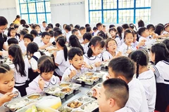 Học sinh Trường tiểu học Lê Lợi ăn trưa tại trường.