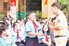 Lực lượng Công an Thành phố Hồ Chí Minh phổ biến, giáo dục về trật tự, an toàn giao thông cho học sinh. Ảnh: THẠC HIẾU.