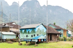 Nhà phao ở làng Tân Hóa, tỉnh Quảng Trị được lắp đặt ngay bên cạnh căn nhà chính của một gia đình. Nguồn: Oxalis Adventure 