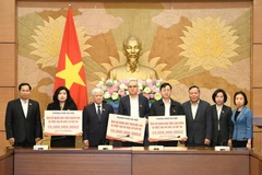 Phó Bí thư Thường trực Thành ủy Hà Nội Nguyễn Văn Phong trao kinh phí hỗ trợ cho các tỉnh: Đắk Lắk, Lâm Đồng, Khánh Hòa.