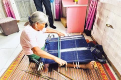 Các kỹ thuật dệt thổ cẩm vẫn được bà Bon Niêng G’Lòng gìn giữ và truyền lại cho con, cháu.