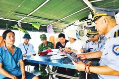 Lực lượng chức năng tuyên truyền các quy định về khai thác hải sản.