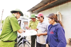 Cán bộ công an, kiểm lâm tuyên truyền pháp luật tại địa bàn.