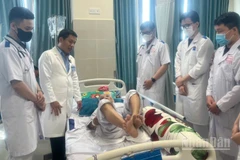 Các bác sĩ Bệnh viện đa khoa Tiền Giang đến thăm khám cho bệnh nhân Đinh Thị C.