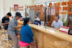 Người dân đến Trung tâm Phục vụ hành chính công xã Mỹ Lợi làm hồ sơ, giấy tờ. (Ảnh SỰ-AN)