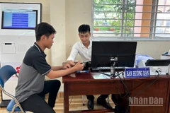 Cán bộ Trung tâm Phục vụ hành chính công xã Mỹ Lợi hướng dẫn người dân thao tác nộp hồ sơ trực tuyến. 