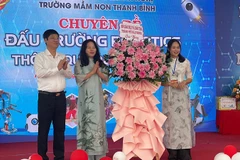 Lãnh đạo Sở Giáo dục và Đào tạo Hải Phòng tặng hoa Trường mầm non Thanh Bình.