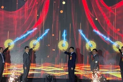 Các đại biểu nhấn nút khai mạc Hội chợ Công Thương vùng Đồng bằng sông Hồng - Hải Phòng 2025.