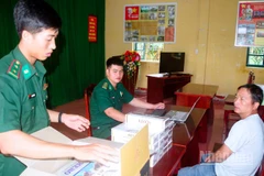 Tổ công tác đồn biên phòng Lai Hòa làm việc với đối tượng Nguyễn Văn Nhiên tại đơn vị. 