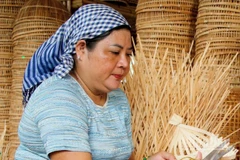 Chị Trương Thị Bạch Thuỷ, Giám đốc Hợp tác xã Mây tre đan Thủy Tuyết đang hoàn thiện sản phẩm từ tre trúc. 