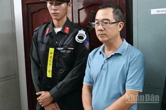 Bị can Nguyễn Quốc Trưởng, cựu Giám đốc OceanBank chi nhánh Cần Thơ nghe tống đạt các quyết định.