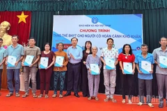 Ông Chu Mạnh Sinh, Phó Giám đốc Bảo hiểm xã hội Việt Nam (thứ sáu từ trái sang) và bà Nguyễn Thị Thanh Xuân,Giám đốc Bảo hiểm xã hội thành phố Cần Thơ (thứ bảy từ trái sang) trao tặng thẻ bảo hiểm y tế cho người dân có hoàn cảnh khó khăn trên địa bàn phường Hưng Phú. 