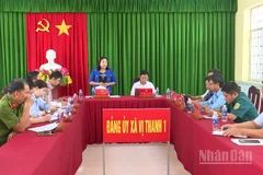 Đồng chí Mã Thị Tươi, Phó Chủ tịch Thường trực Hội đồng nhân dân thành phố Cần Thơ làm việc với lãnh đạo chủ chốt xã Vị Thanh 1.