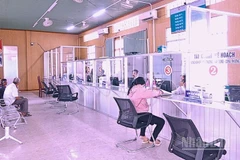 Người dân thực hiện thủ tục hành chính tại Trung tâm Phục vụ hành chính công xã Vị Thủy, thành phố Cần Thơ.