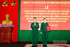 Đại tá Phạm Lê Xuân Bình, Chỉ huy trưởng Bộ đội Biên phòng thành phố Cần Thơ trao quyết định tuyển chọn Quân nhân chuyên nghiệp.