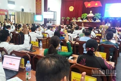 Đại biểu Hội đồng nhân dân thành phố Cần Thơ biểu quyết thông qua nghị quyết.