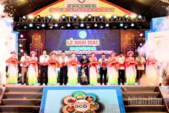 Nghi thức cắt băng lễ khai mạc.