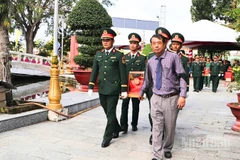 Lãnh đạo thành phố Cần Thơ đưa tiễn các liệt sĩ về nơi an nghỉ.