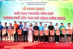 Ban Tổ chức tặng cờ lưu niệm cho các vận động viên tham gia thi đấu.