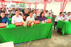 Đại biểu và người dân tham dự ngày hội.