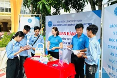 Bảo hiểm xã hội thành phố Cần Thơ phối hợp nhà trường tư vấn, giải đáp về chính sách bảo hiểm y tế học sinh, sinh viên nhân ngày hội chào đón tân sinh viên.