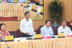 Đồng chí Trương Cảnh Tuyên (đứng), Chủ tịch Ủy ban nhân dân thành phố Cần Thơ phát biểu tại buổi họp trực tuyến với các xã, phường trên địa bàn thành phố.