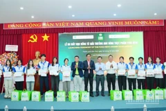 Các sinh viên Đại học Cần Thơ có hoàn cảnh khó khăn nhận học bổng Anh hùng Thực phẩm đợt đầu tiên. 