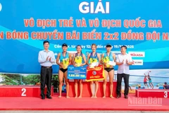 Ban Tổ chức trao giải hạng Nhất, Nhì, Ba cho các đội tham gia Giải vô địch trẻ và vô địch quốc gia môn bóng chuyền bãi biển. (Ảnh: BTC)
