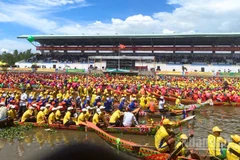 Các đội đua tập trung về khán đài dự Lễ khai mạc.