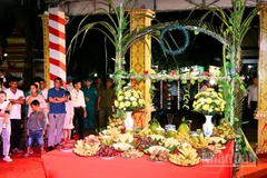 Nghi thức lễ Cúng Trăng của đồng bào Khmer Nam bộ tại Chùa Kh’Leang, phường Sóc Trăng, thành phố Cần Thơ.