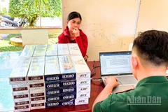 Đối tượng Trương Thị Tươi cùng số tang vật tại cơ quan điều tra.