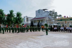 Hạ đạt mệnh lệnh hành quân cơ động lực lượng ra khu căn cứ chiến đấu.