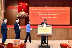 Lãnh đạo Thành ủy Hà Nội tham gia ủng hộ.