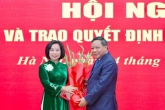 Đồng chí Nguyễn Văn Phong, Phó Bí thư Thường trực Thành ủy Hà Nội chúc mừng đồng chí Bùi Huyền Mai.