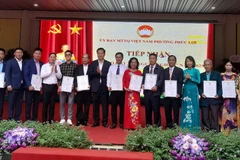 Lãnh đạo phường Phúc Lợi tiếp nhận ủng hộ và trao thư cảm ơn đến các đơn vị và tổ dân phố trên địa bàn tham gia ủng hộ quỹ Vì người nghèo.