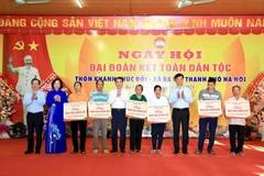 Lãnh đạo thành phố Hà Nội trao kinh phí hỗ trợ xây nhà đại đoàn kết cho người dân xã Ba Vì.