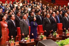 Các đại biểu thực hiện nghi thức chào cờ.