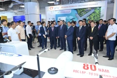 Tổng Bí thư Tô Lâm và Thủ tướng Phạm Minh Chính tham quan gian hàng của HTI Group tại Triển lãm quốc tế về đổi mới sáng tạo, trong khuôn khổ Ngày hội Đổi mới sáng tạo quốc gia năm 2025. (Ảnh: ĐĂNG KHOA) 