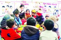 Tiết học của các em học sinh tại điểm trường Lùng Éo, xã Bắc Mê chủ yếu bằng đồ dùng thủ công.