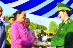 Cán bộ, chiến sĩ Ban Chỉ huy Bộ đội Biên phòng tỉnh Quảng Ngãi tặng quà nhân dân xã biên giới Sa Loong.