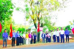 Bàn giao công trình “Điện thắp sáng vùng quê” tại xã Chư Prông.